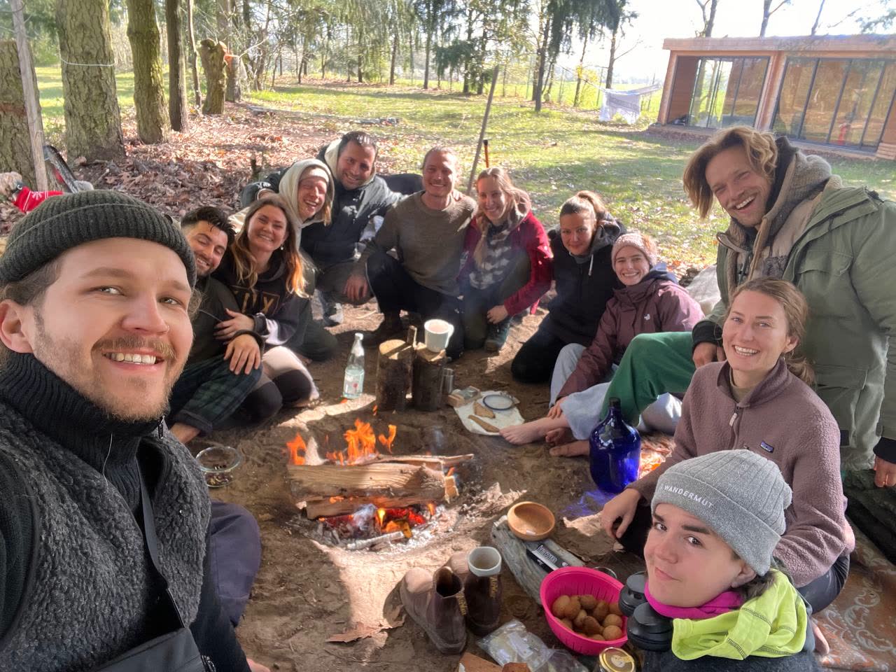 Gemeinsam am Feuer im Wald