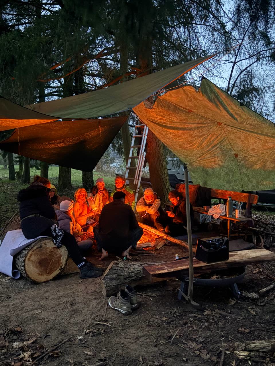 Intime Feuerrunde unter dem Tarp